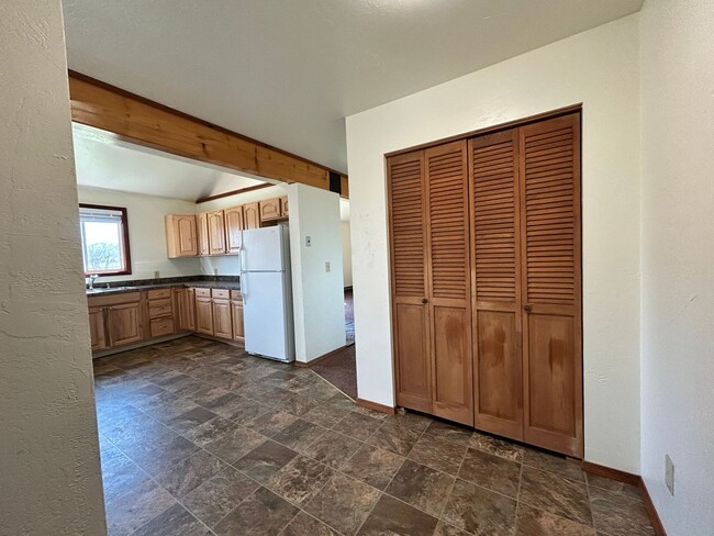 Building Photo - 2 bed, 1 Bath in Hamilton. Includes one ca...