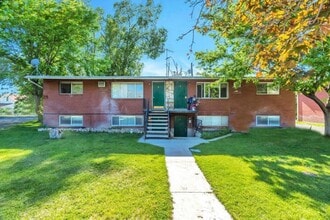 Building Photo - 2 bed 1 bath apartment