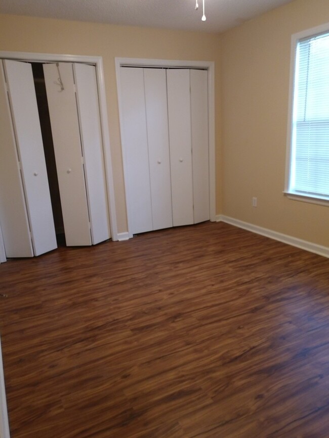 Building Photo - Beautiful 3 Bed 2 Bath Townhouse Close to ...