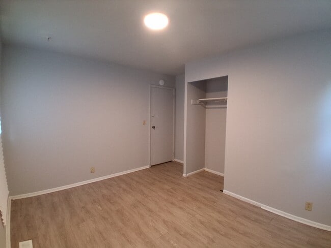 Building Photo - 804 Knollcrest-