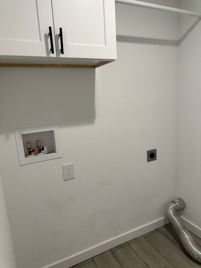 Building Photo - Recently Remodeled, Large 1 bedroom Duplex