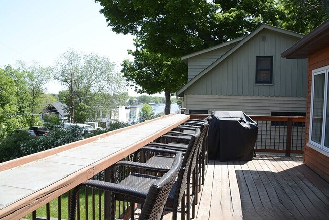 Building Photo - 4887 Edgewater Dr
