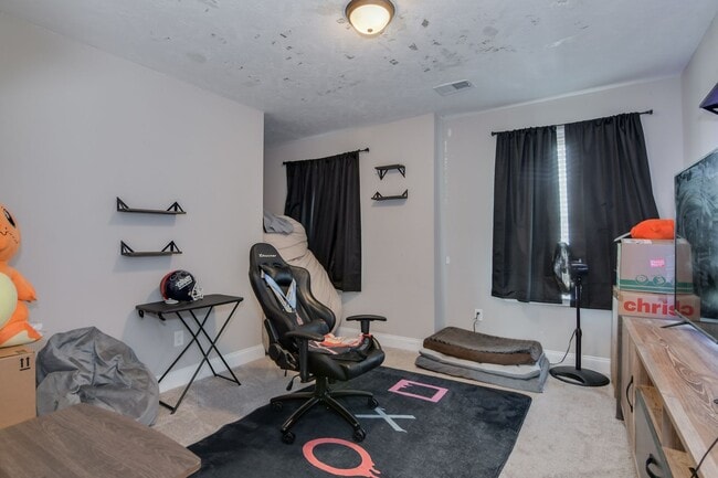 Building Photo - 4 Bedroom 2 Bathroom Two Story Home