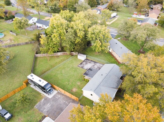 Building Photo - 202 Raindrop Ln