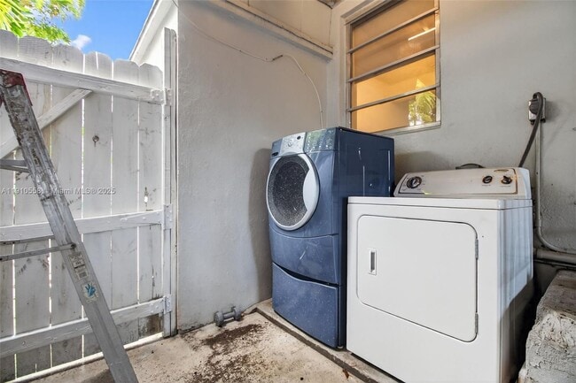 Building Photo - 2744 SW 23rd Terrace