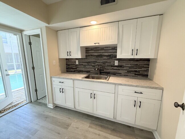 Building Photo - 7808 Bay Dr