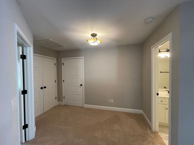 Building Photo - Amazing 5 Bedroom Craftsman-Style Home in Martinez!