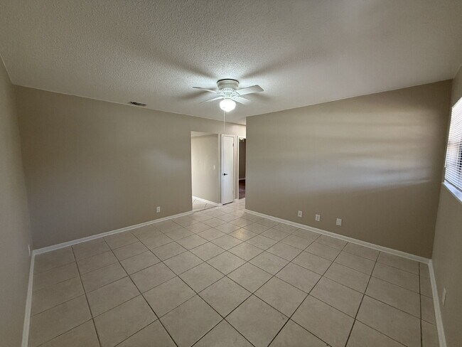 Building Photo - Charming Two Bedroom Duplex!