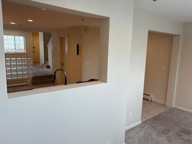 Building Photo - Top Floor 2 Bed 1.5 Bath Two Story Condo I...