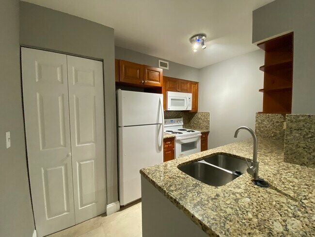 Building Photo - 2820 N Oakland Forest Dr