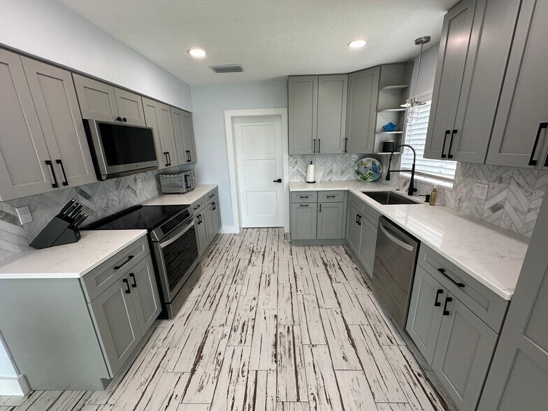 Building Photo - 17727 Long Point Dr