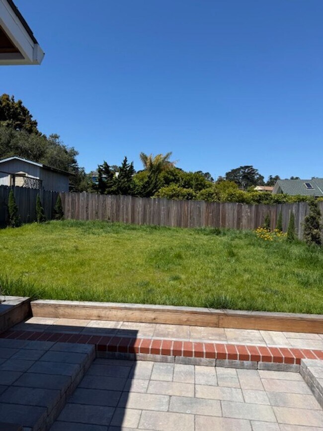 Building Photo - Great 2 bedroom, 1 bathroom house with office/bonus room and Ocean Views near DLI and downtown Mo...