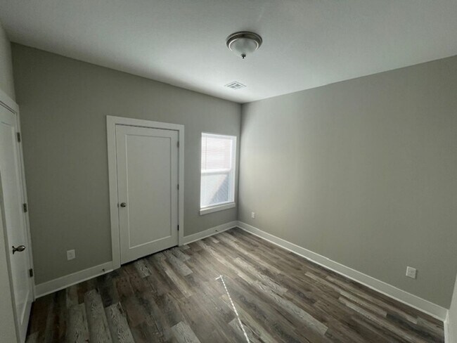 Building Photo - 16271/73 Ike Ct
