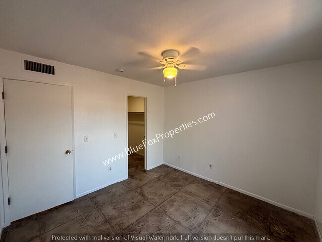 Building Photo - 3690 N Country Club Rd