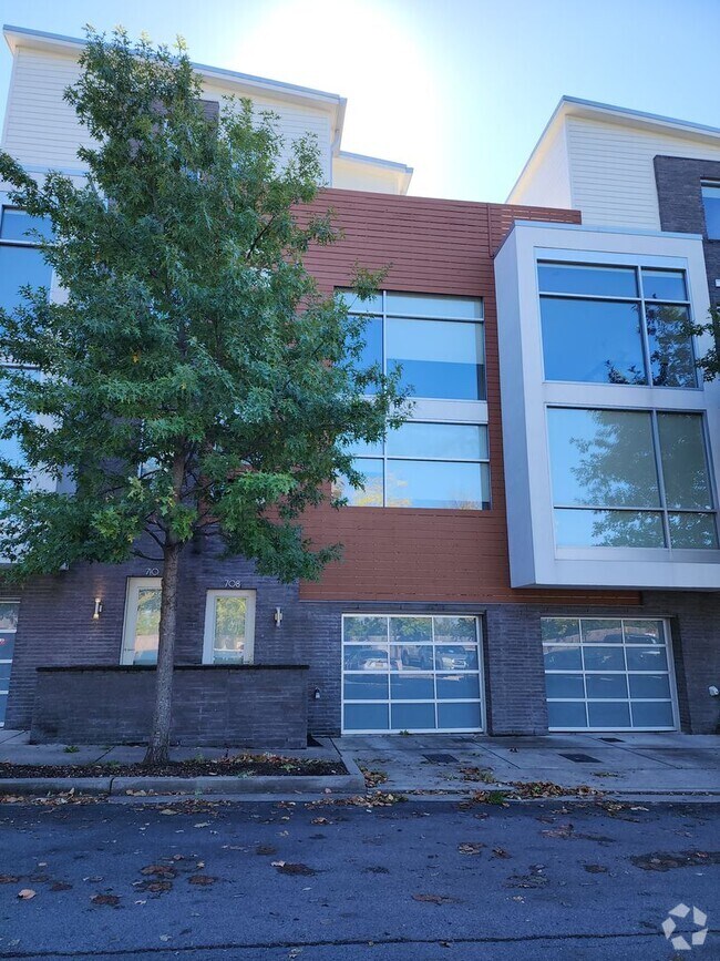 Building Photo - Contemporary Townhome East side of Downtow...
