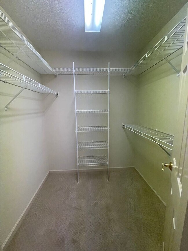 Building Photo - Townhouse for Rent on Emerald Drive