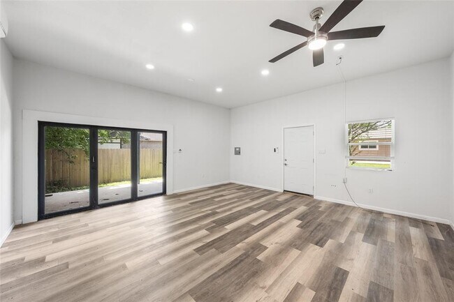 Building Photo - 1153 Brookswood Ave