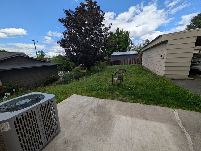 Building Photo - 3525 Country Club Dr