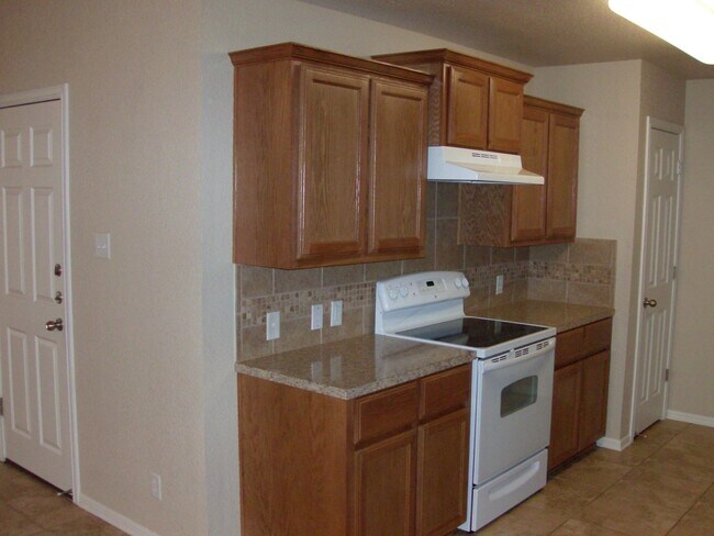 Building Photo - Adorable 2 Bed/2 Bath Duplex in Trimmier Estates!