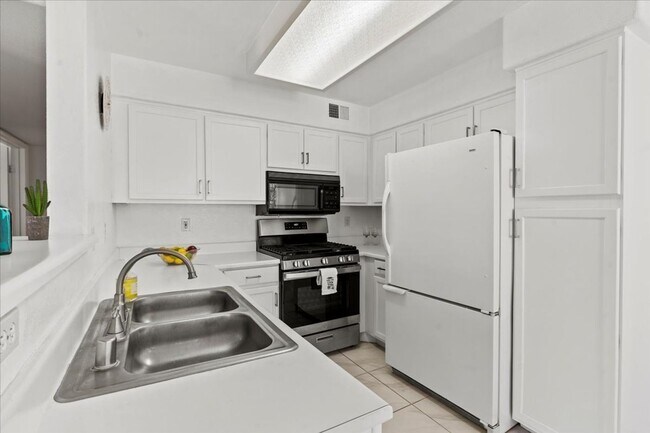Building Photo - Bright, Modern 2 Bedroom Upstairs Condo, Community Pool, Gated, Covered Parking