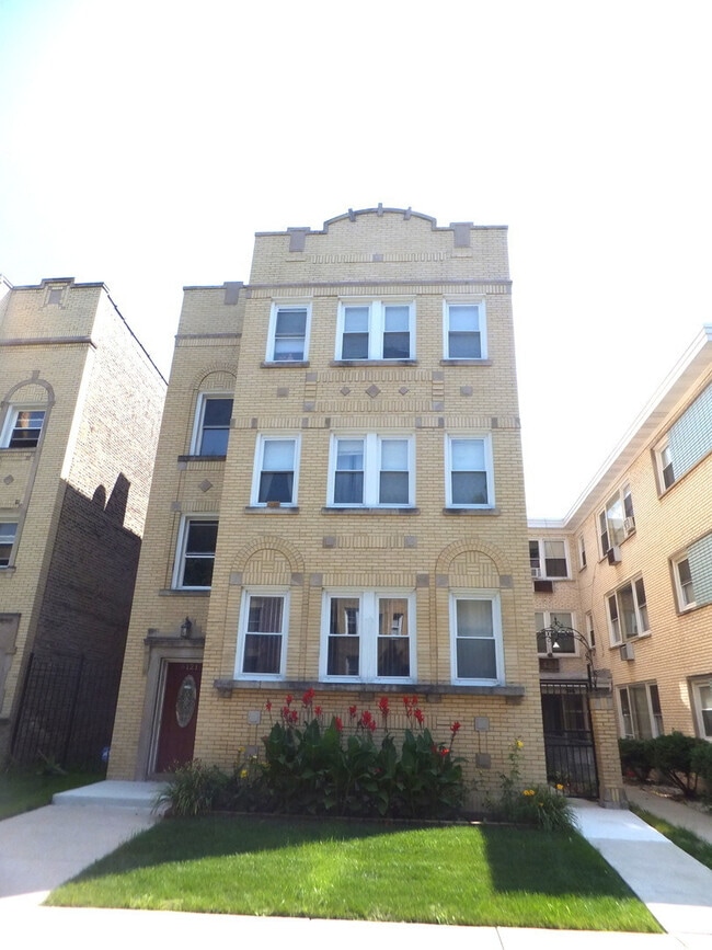 Primary Photo - 6121 N Mozart St