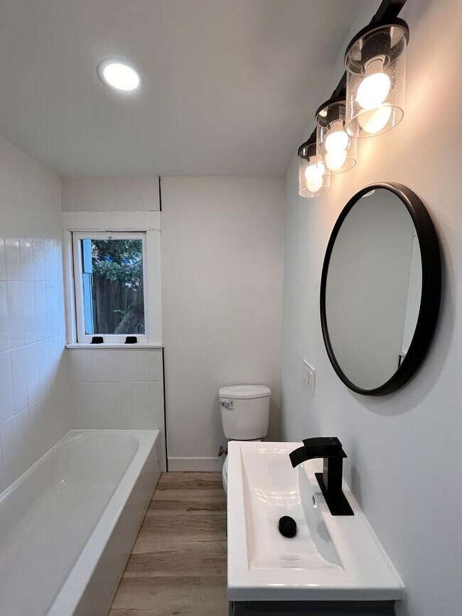 Building Photo - 2436 Echo Park Ave