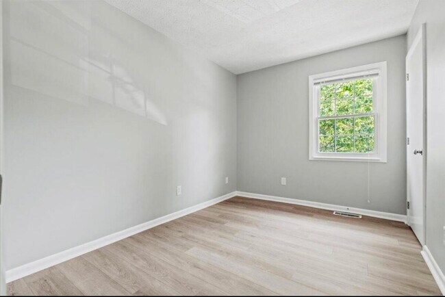 Building Photo - 3500 Warwick Dr