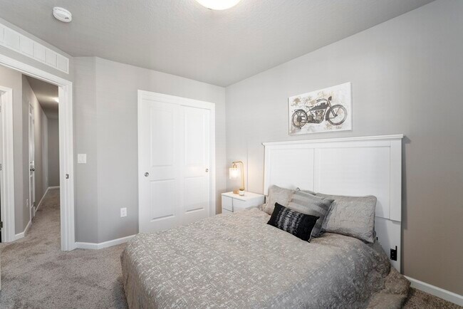Building Photo - 2228 Hazeltine Pl