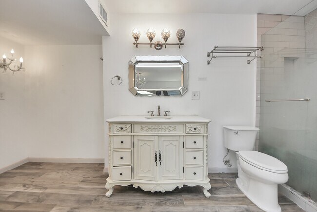 Building Photo - 840 Threadneedle St