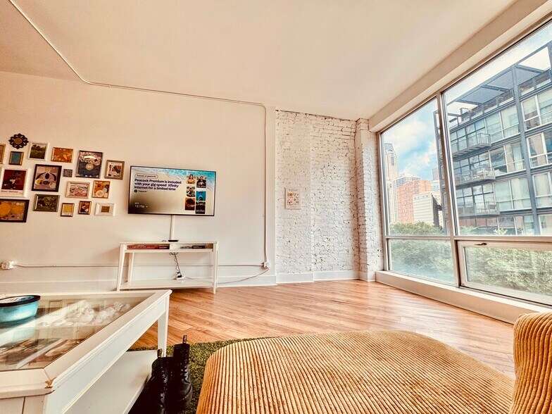 Building Photo - 738 N Clark St