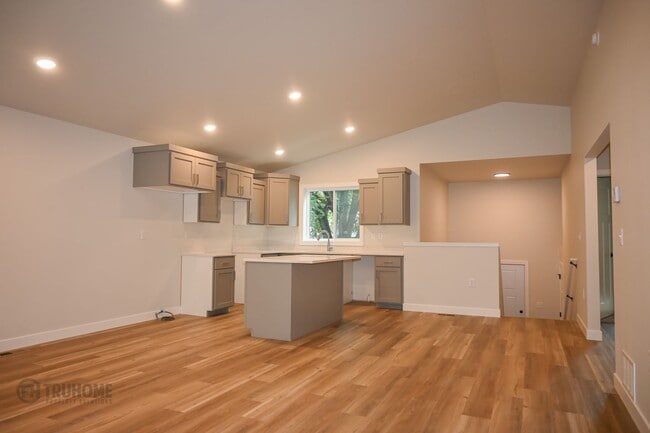 Building Photo - *RENT SPECIAL* Spacious 4 Bed, 2 Bath Sing...