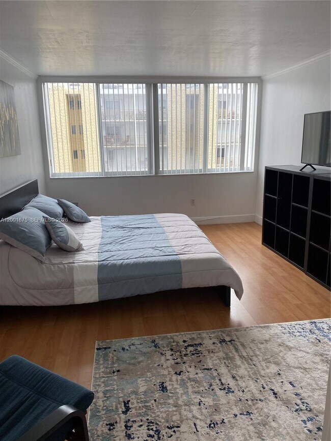 Building Photo - 1345 Lincoln Rd