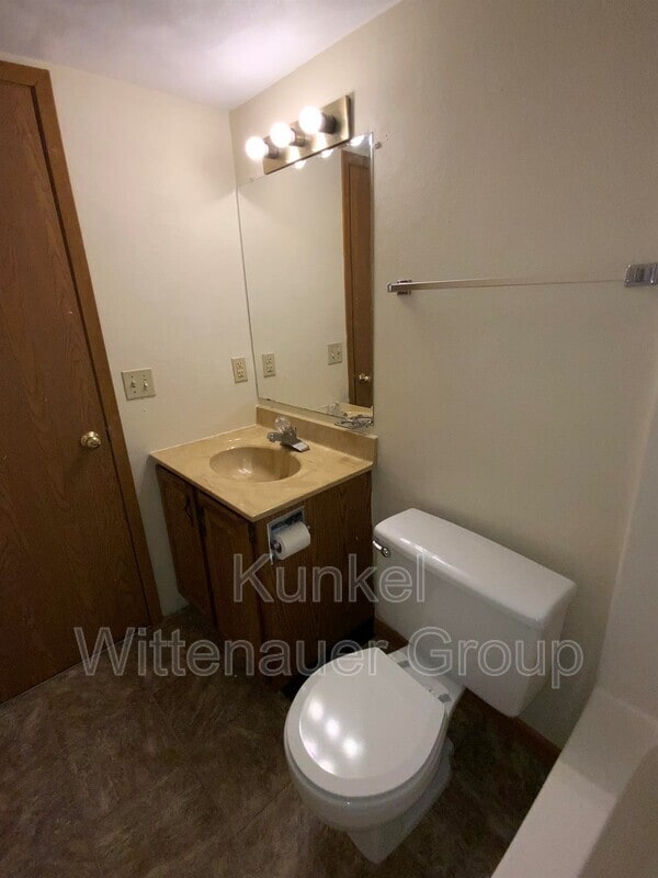 Building Photo - 700 Ganim Dr