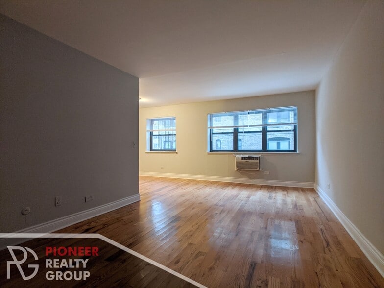 Building Photo - 502 W Briar Pl