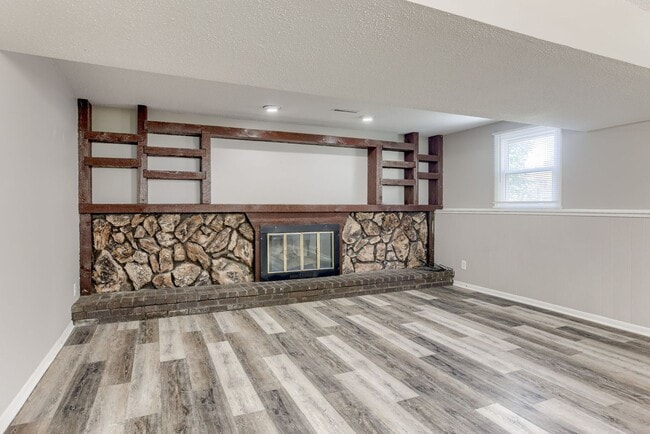 Building Photo - Spacious Split Entry with 2-Car Garage & Finished Basement!!