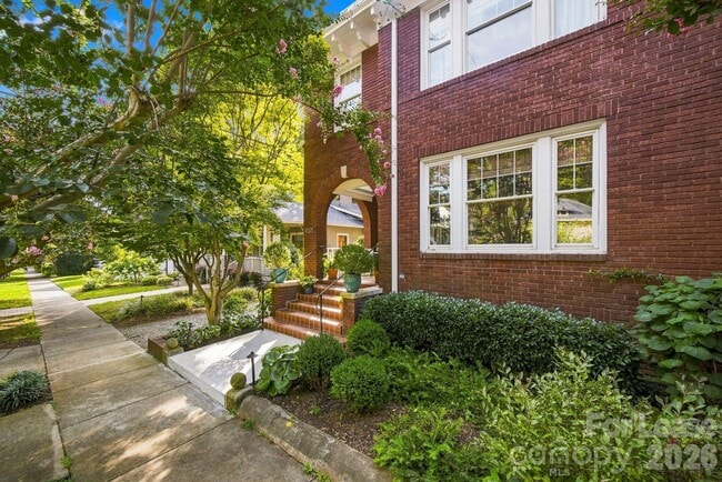 Building Photo - 1621 Lyndhurst Ave
