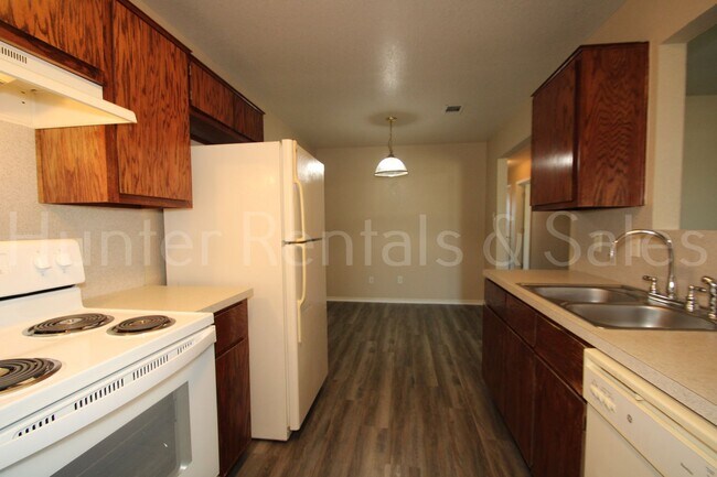Building Photo - Spacious Duplex!