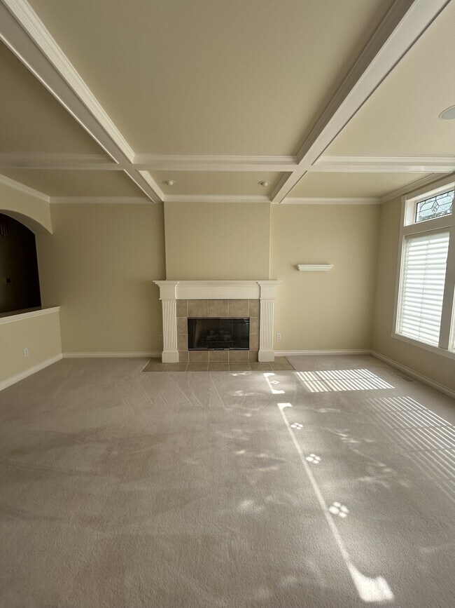 Building Photo - 560 E Maberry Dr