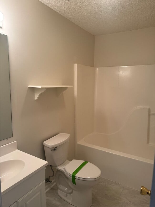 Building Photo - Updated Townhouse In Hunter Hills