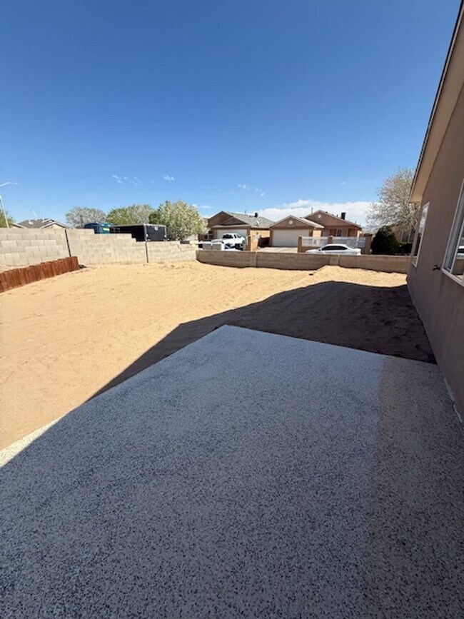 Building Photo - Beautiful Southwest Location 3 bedroom 2 bath 2 car garage