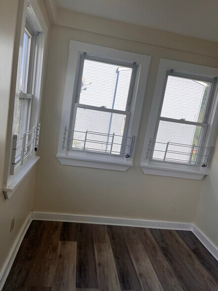 Building Photo - 127 Sargeant St