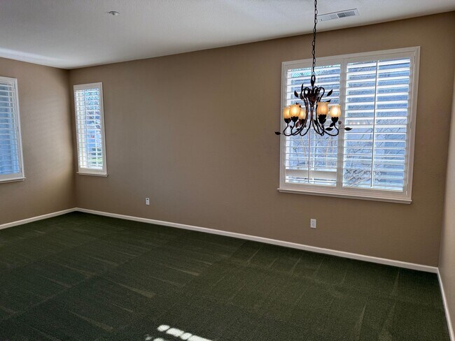 Building Photo - Summerset Living- with a Bonus Room