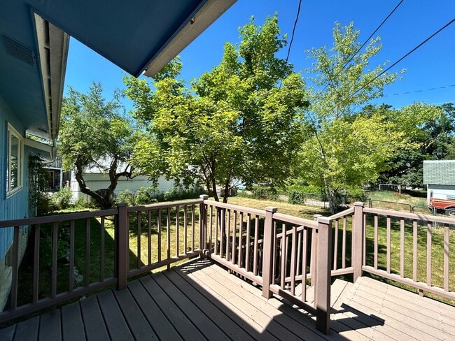 Building Photo - Large home in beautiful Stevensville setting