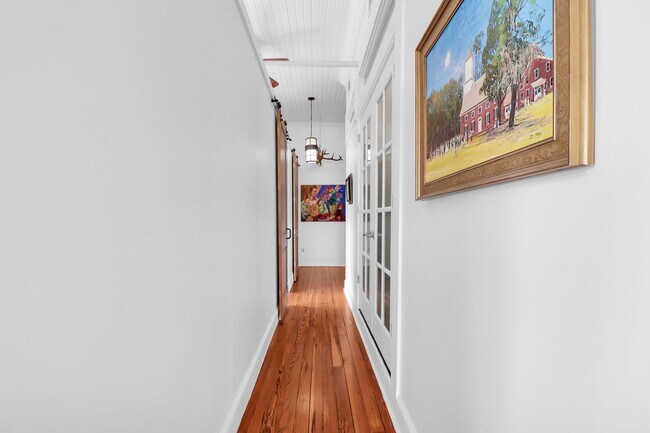 Building Photo - Stunning Corner Loft in the Heart of Historic Downtown Savannah