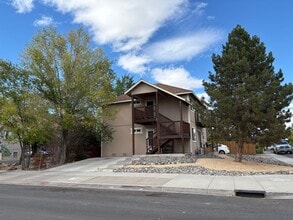 Building Photo - Darling apartment in mid town