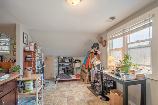 Building Photo - 410 Eureka Ave SE