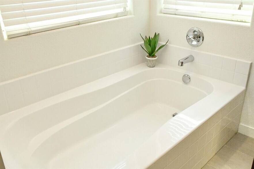 Building Photo - 2580 N McArthur Ave