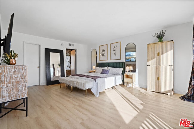 Building Photo - 5245 Coldwater Canyon Ave