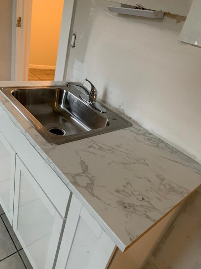 Building Photo - 328 Sellars St