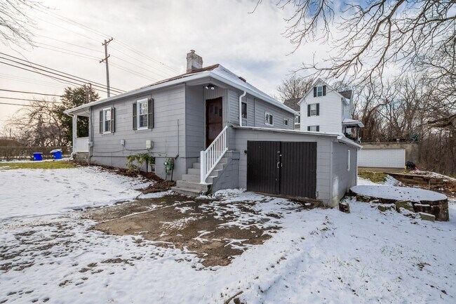 Building Photo - COZY 2 BEDROOM GEM IN THE MONROEVILLE NEIG...